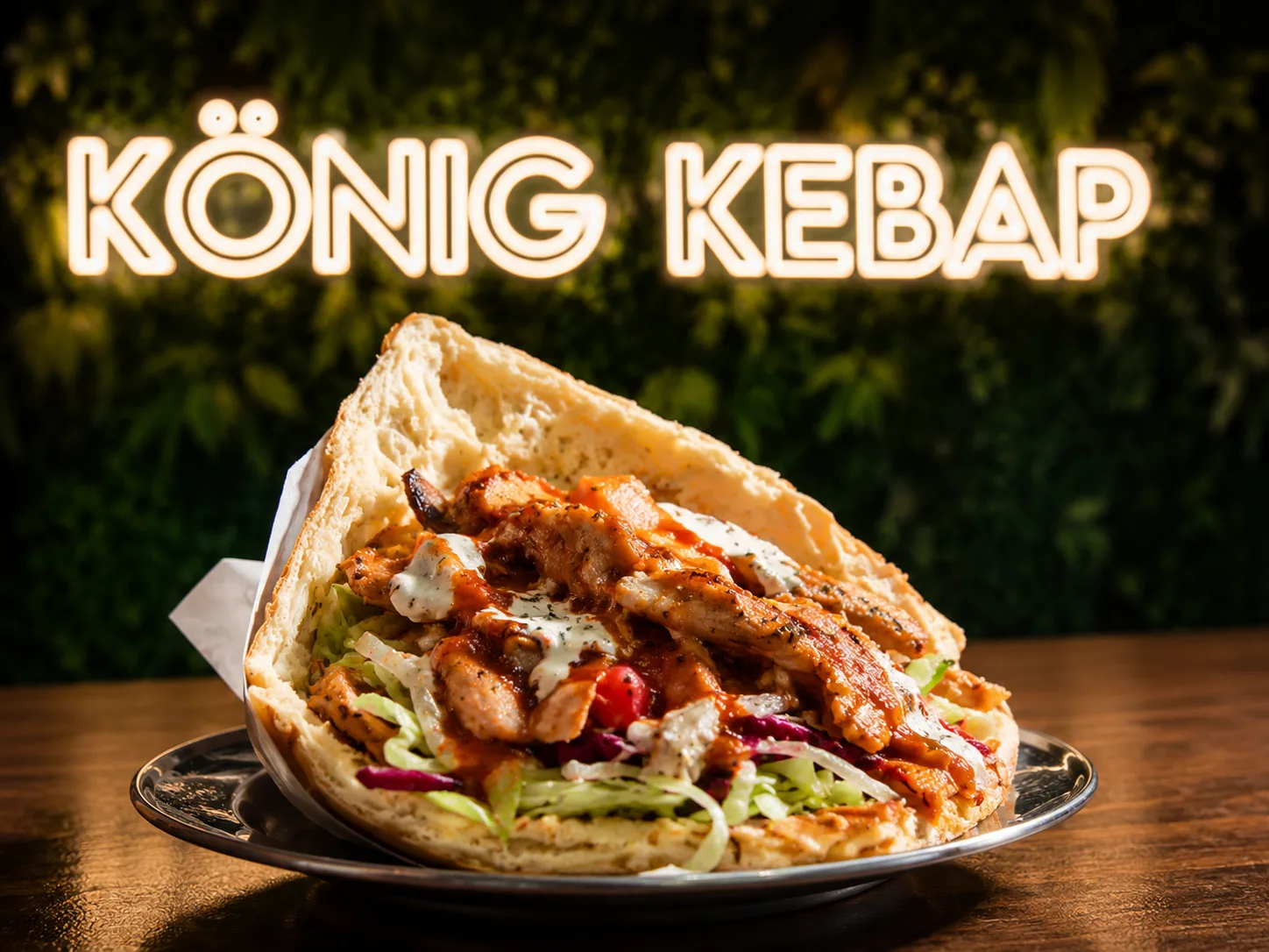 Knuspriger Hähnchen Döner im frisch gebackenen Brot bei König Kebap Dachau