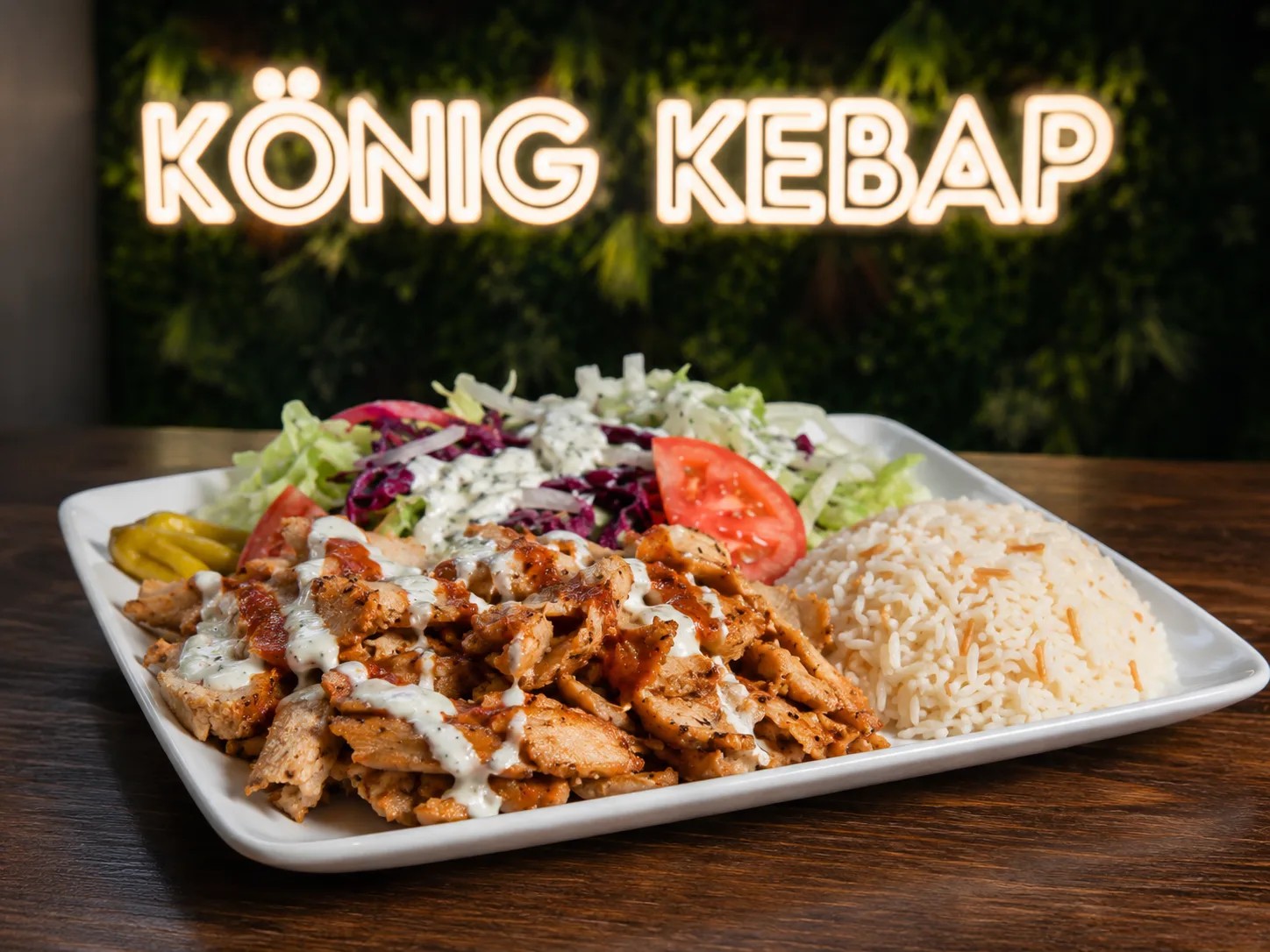 Hähnchen Döner Teller reichlich gefüllt mit Pommes und Salat bei König Kebap Dachau